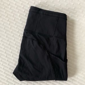 Black 25” Lululemon leggings with pockets, size 6